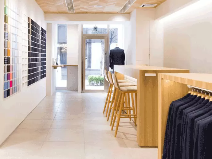 銀座店は白を基調とした明るい雰囲気。スタイリッシュな店舗で働くことができます。