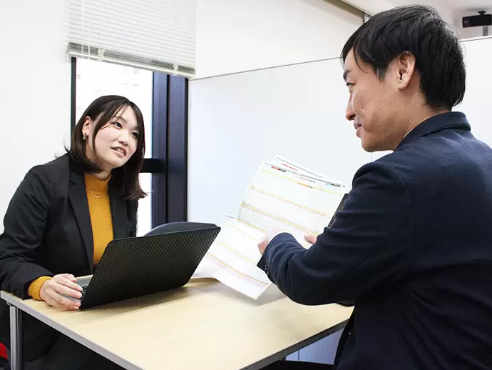 上長と定期ミーティングを行い、個人の営業目標や計画の作成、進捗報告などをします。