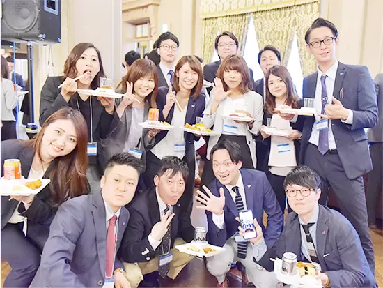 年に1回全国の社員が集まる社内行事での1枚★男女関係なく和気あいあいと話せる環境です！