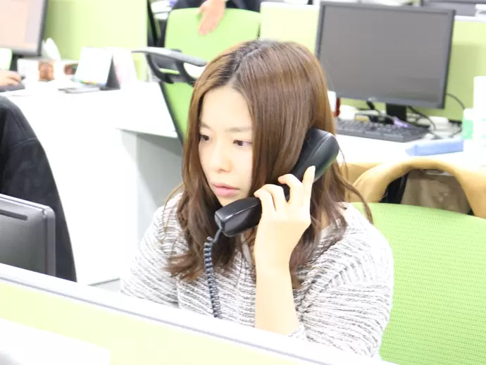 お客様の対応は電話のみとなりますので、言葉使いや声のトーンなど、細心の気遣いで対応しています。