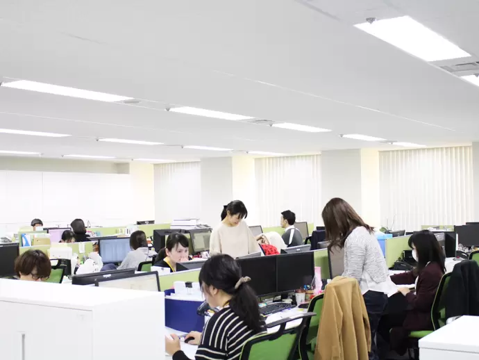 広々とした綺麗なオフィスも当社の自慢！解放感のあるフロアでリラックスして仕事ができます。