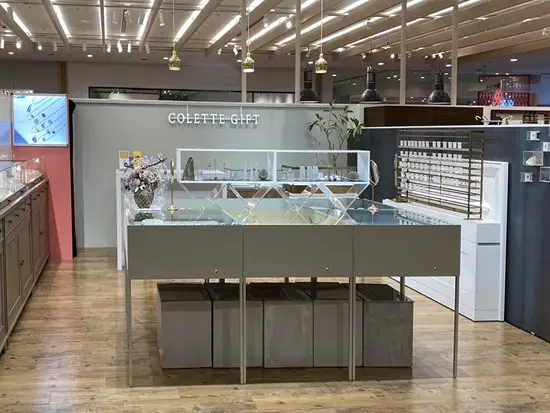 現在神戸・名古屋に2店舗を展開。お客様の気持ちに立った、丁寧な接客を行っています。