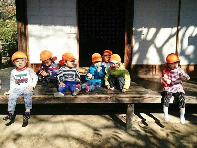 園外保育の一コマ｡楽しんで遊ぶ姿がほほえましいです｡