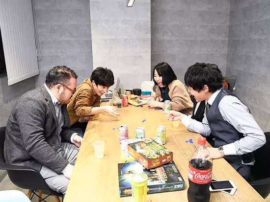 コロナ前は社員同士の交流も活発でした！ボードゲーム部も賑わっています！