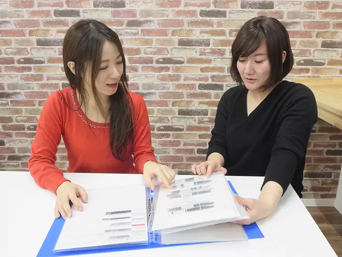 営業企画部では2名の女性が活躍中。しっかりサポートしますので、わからないことは何でも聞いてください！