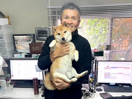 社長とアイドル犬の「ぎんちゃん」です。