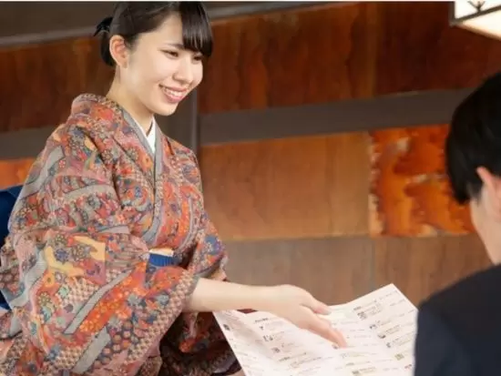着物や帯は支給していますが、帯留めなどは各自お気に入りのものを使っています！
