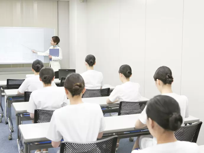 美容機器の扱い方や研修生同士の実習など、「知識」「技術」「接客」すべてにおいて1から学べます☆
