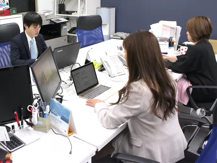 移転したばかりの新オフィスで勤務♪半蔵門駅からすぐそばの好立地です。