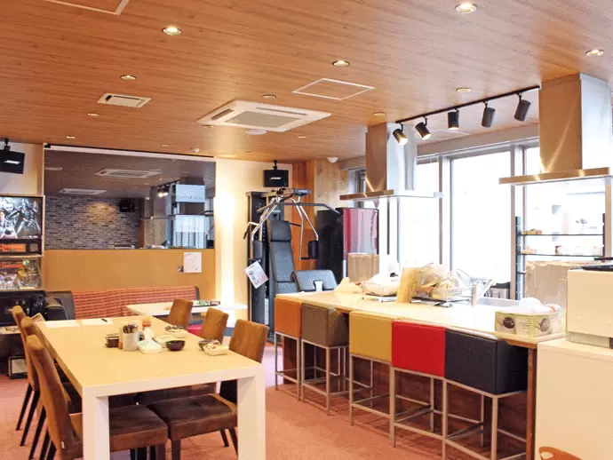 サロンにはキッチンも完備。1食200円で食べられる食事は、社内で「まかない」と呼んでいます。