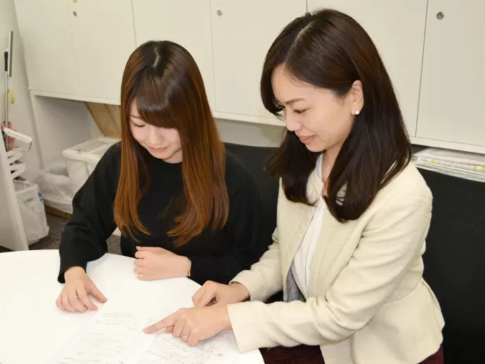 わからないことはすぐに先輩に聞いて仕事を覚えていきます。やる気次第でどんどんスキルアップが可能です！