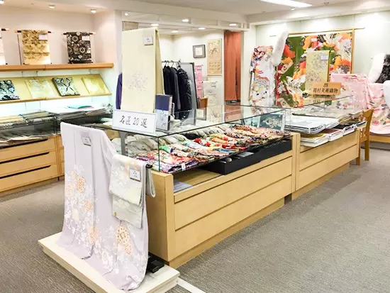 格式高い着物から、気軽に持てる和雑貨まで、幅広い商品を扱っています。