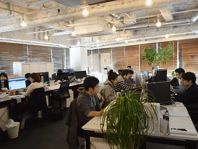 穏やかな雰囲気が漂うオフィス。落ち着いた空間が広がっています。
