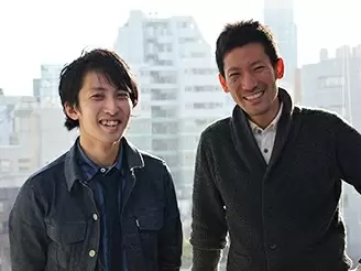 右側が代表・和田。デザイナー出身ということもあり、若手デザイナーの相談にもよく乗っています。