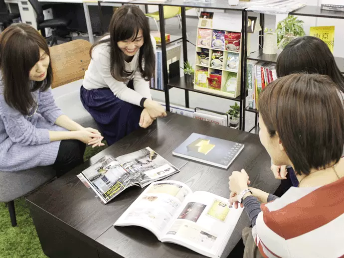 「どんな企画にしよう？」「ターゲットにはこの表現がいいかも！」など会議はいつも大盛り上がり。