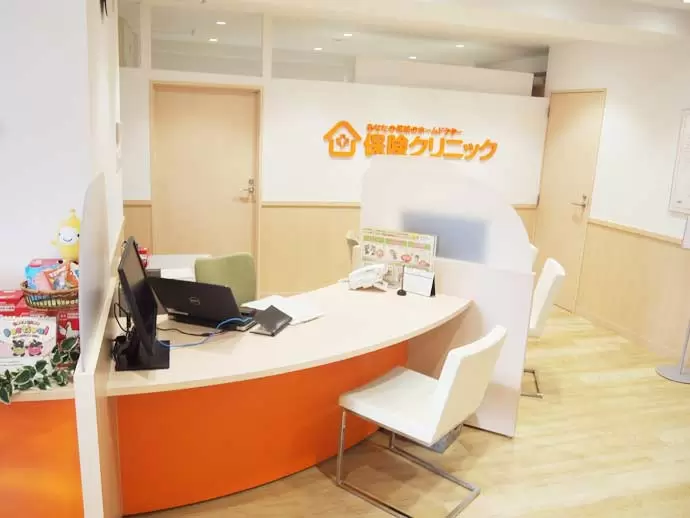 オレンジ×白を基調とした明るい店内です。