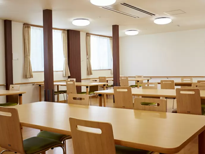 お客様とスタッフの距離が近くで過ごせるように､真新しい施設には様々な工夫を施して設計されています｡