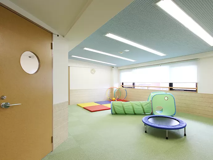 時には体も動かしながら、子どもたちはのびのびと過ごします。
