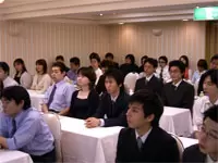 月1回の全社会。みんな真剣そのもの！その後の懇親会も楽しみ