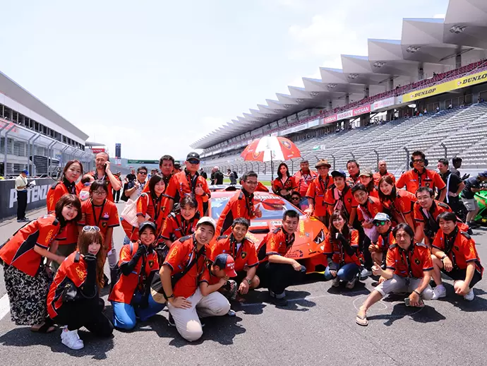 社内イベント多数！この時はみんなでレース観戦★他にも社員旅行があり、去年は北海道に行きました！