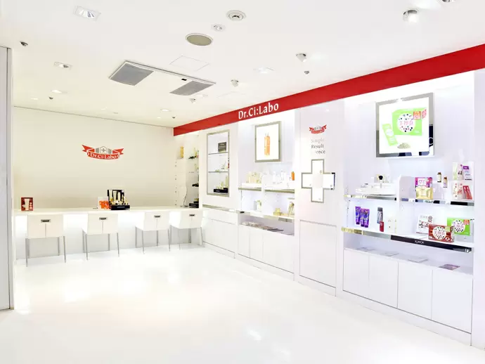 20代からご年配の方まで幅広い年齢層のお客様がご来店。店内は清潔感と美しさに満ちています。