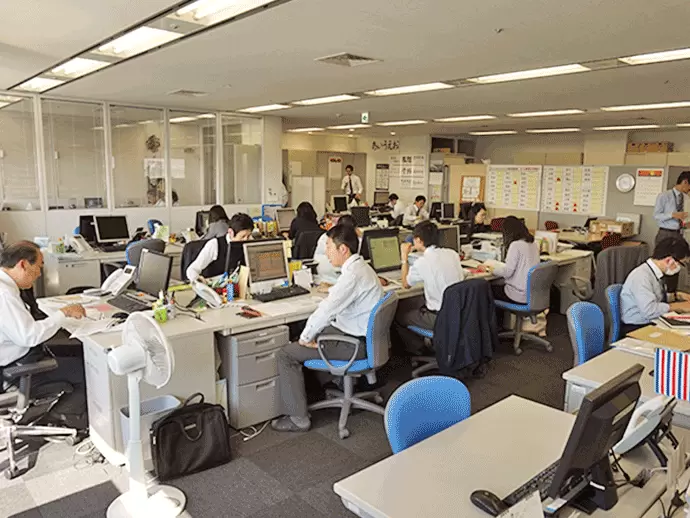 女性社員77.5％／男性社員22.5％。男女分け隔てなく働きやすい職場です