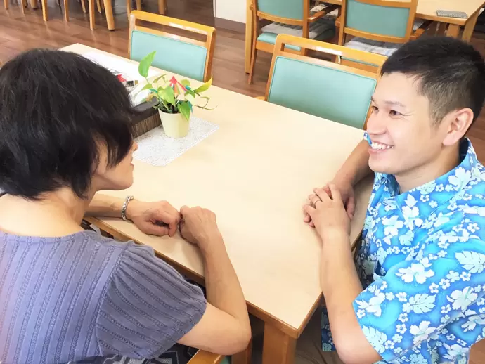 お客様との会話を楽しみながら取り組んでいます。