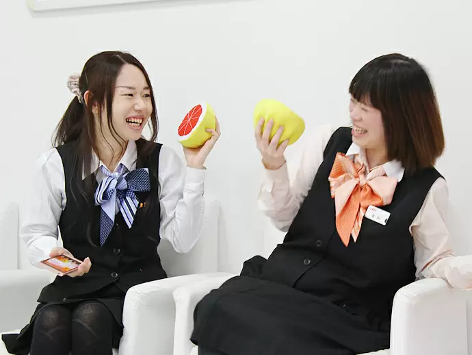 撮影中の一コマ。仲の良さを伝えたい！と思い、とりあえずフルーツを持ってみました