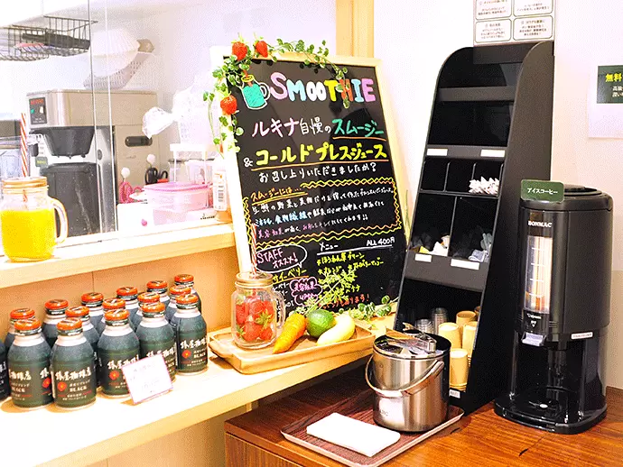 店舗にはスムージーバーも完備。フリードリンクや「椿屋珈琲店」の商品もあります！