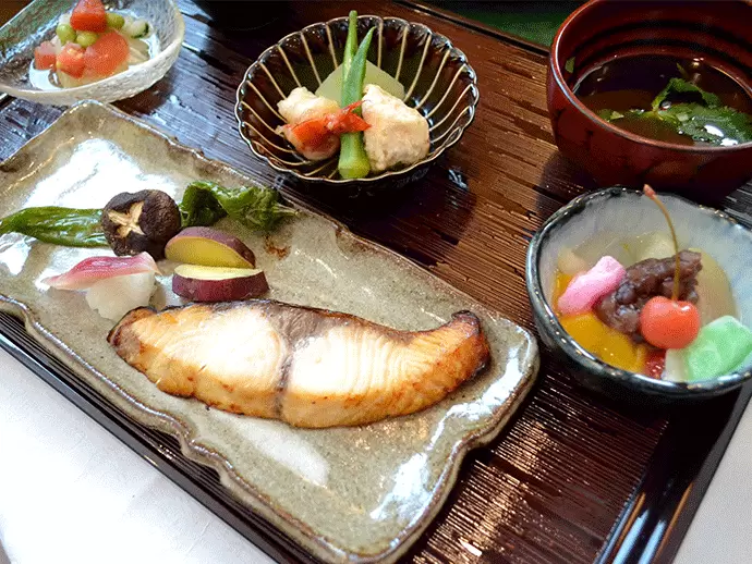 食事を通して健康な生活をサポートしています。