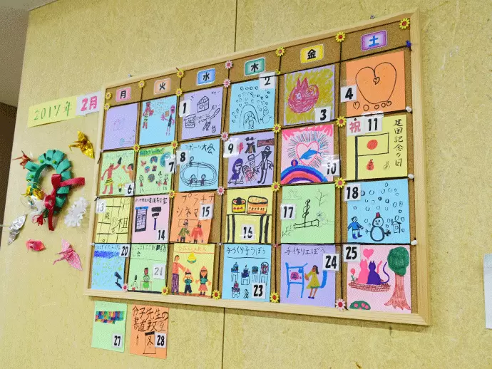子どもたちと一緒につくったカレンダー。施設内では様々なレクを開催しています！