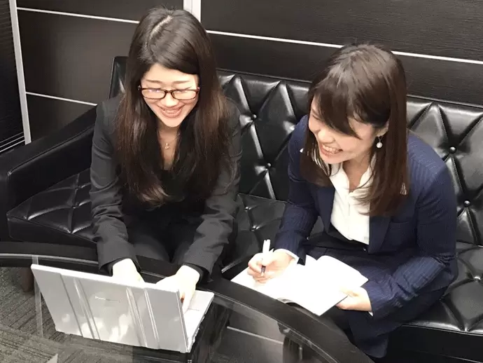 飲食業界から転職した女性の先輩スタッフがいるので、分からないことは何でも質問・相談できます。