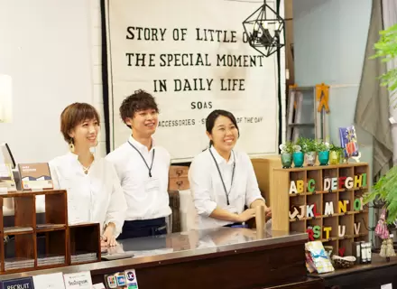 入社後は、ブランドや商品のことを理解してもらうために、オシャレな店舗からスタートします。