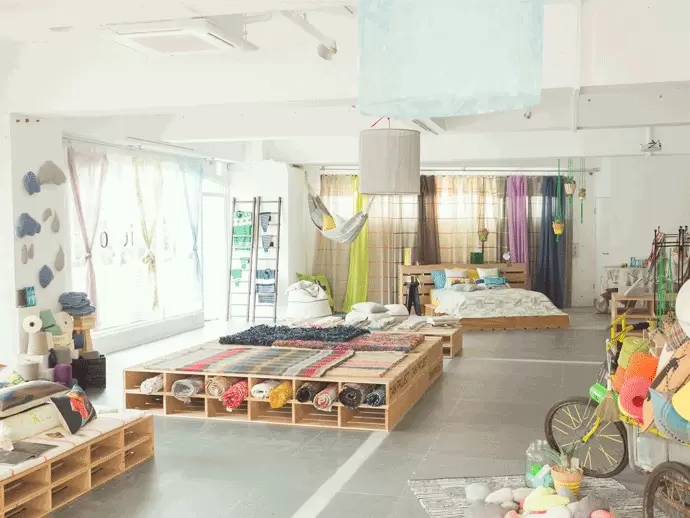 『ieno textile』の店内。どこかほっとするデザインのアイテムが多数揃っています