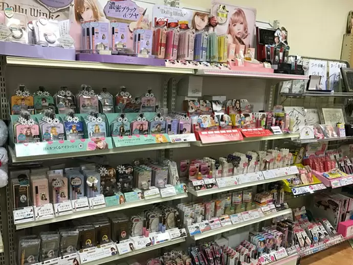 社内に入ると、おなじみの商品が多数並んでいます。