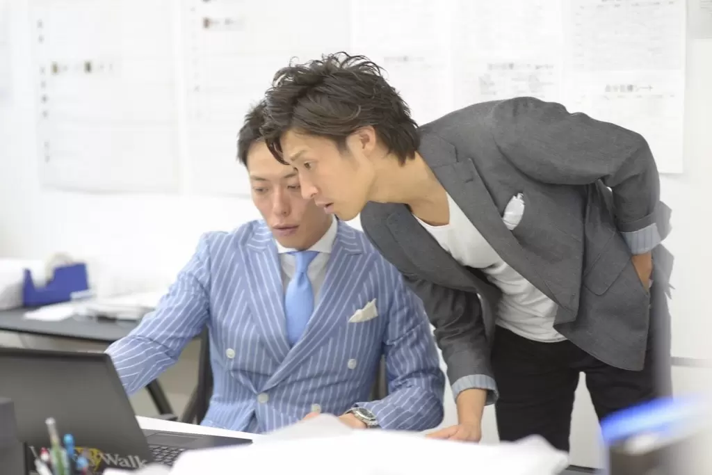 オシャレなスーツでバシッと決めて仕事しています