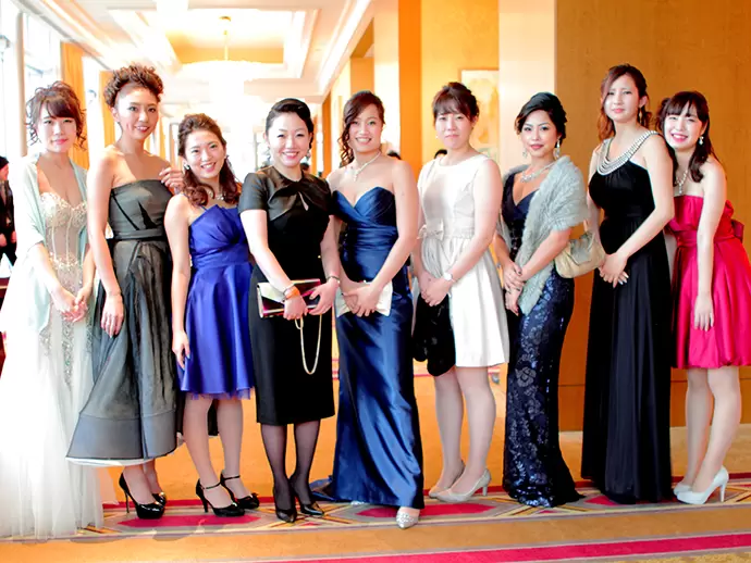 年末の表彰式では女性はドレスを着て、ラグジュアリーホテルで行います。