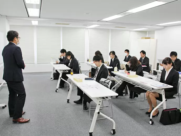 研修風景の1カット☆入社後は、未経験者向けに丁寧な研修を用意していますのでご安心くださいね♪