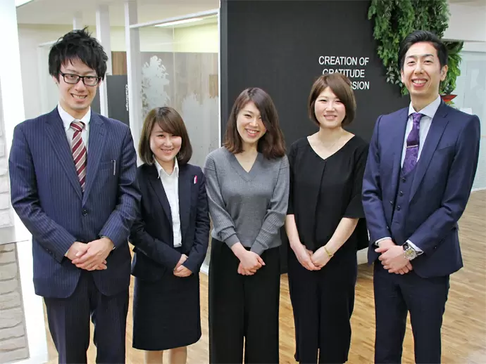自慢の綺麗で落ち着いた本社オフィス。頼れる先輩社員しかいません(笑)頼ってくださいね☆
