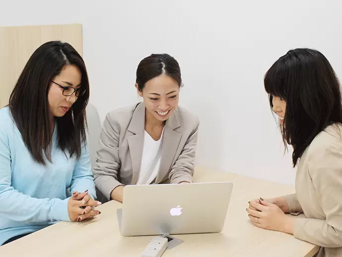 新人研修や勉強会などを実施。他にも資格取得支援や書籍購入補助などスキルアップへの投資は惜しみません。
