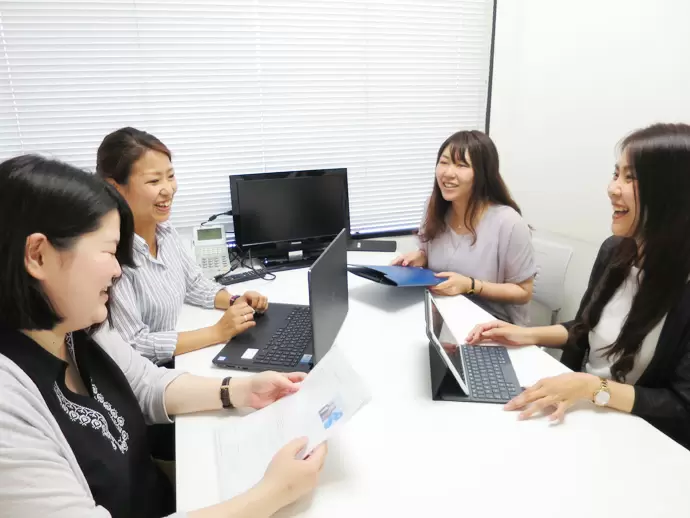 多様な業界からの転職者が多く、個性豊かな社員たち。風通しが良く、コミュニケーションも活発な環境です
