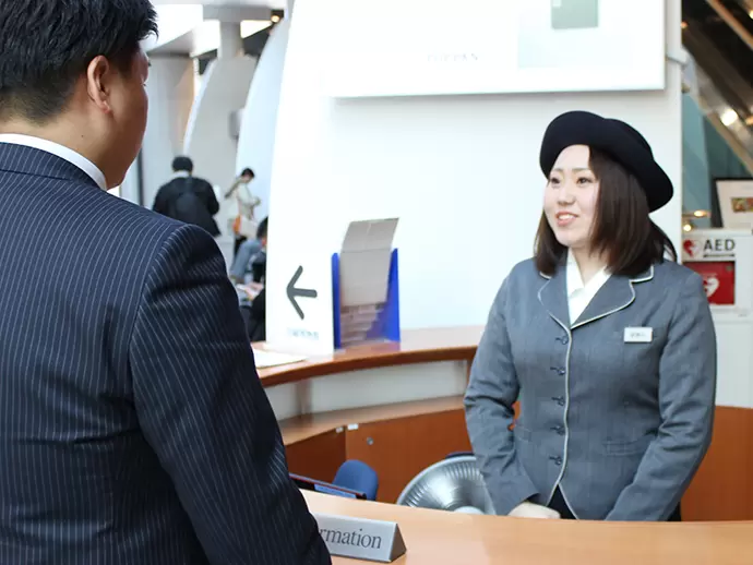 まずは最高の笑顔でお出迎え。その後はホスピタリティを発揮してご案内します。