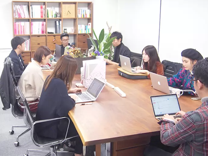 落ち着いた雰囲気のオフィス。社員同士のコミュニケーションもとりやすい環境です。