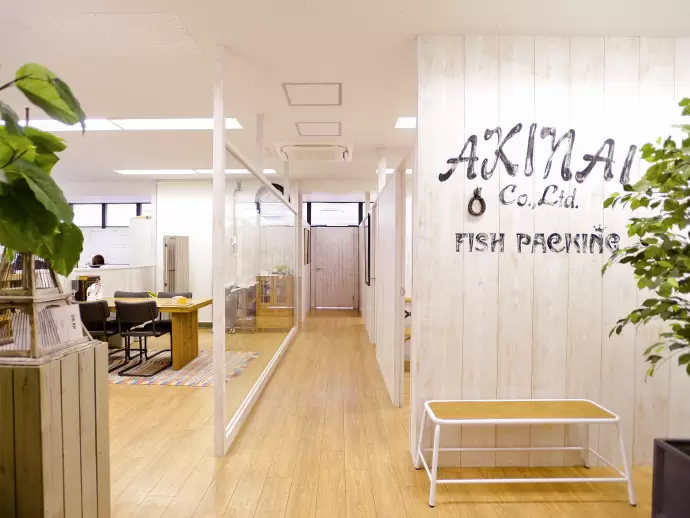 ガラス張りのオシャレなフロアがあなたのオフィスです。