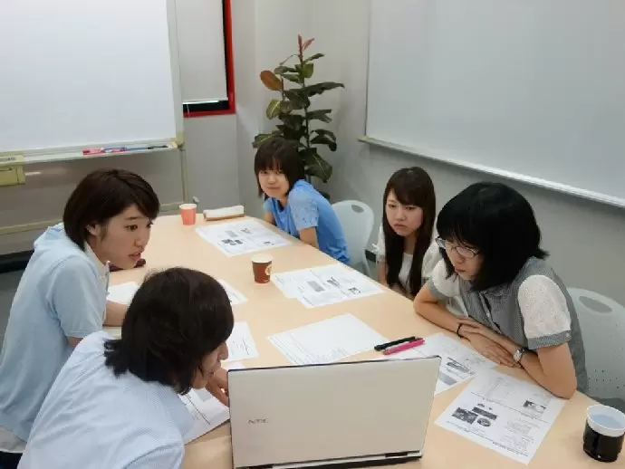 打ち合わせの風景。この場で色々な資料を作成したりします。