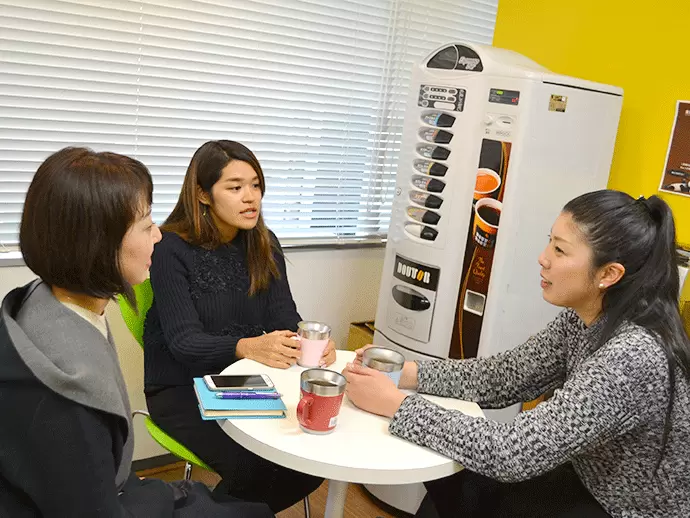 女性が多く和やかな雰囲気。コーヒーを飲みながらリフレッシュできるスペースも。