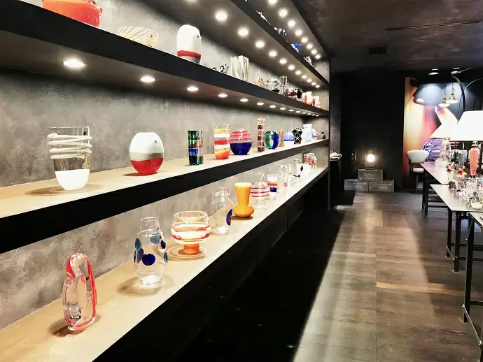 店内は色とりどりのヴェネチアングラスが並んでいます。