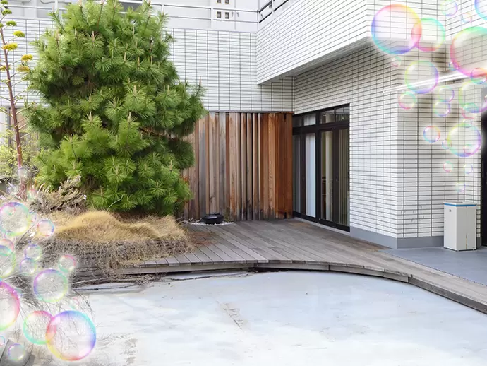 オフィスは中庭つき！ちょっとした休憩で外の空気を吸って気分転換できます☆