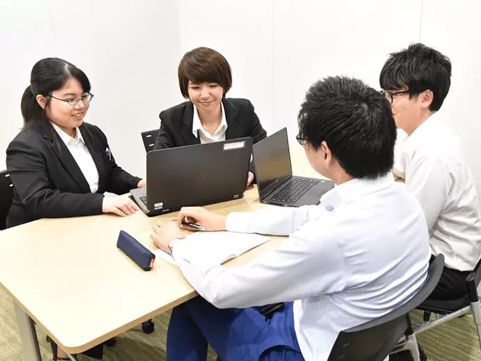 大阪にも本社を構えるため、個性豊かな先輩とのコミュニケーションはいつも笑いが絶えません。