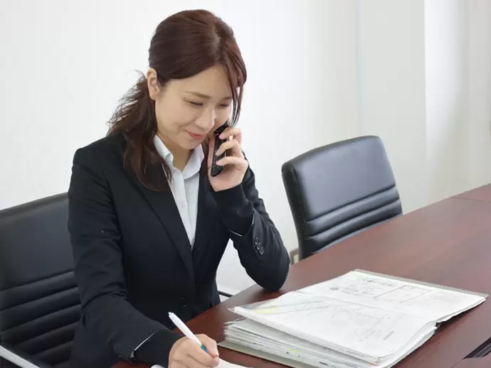 お客様に電話でのご案内。資料を見ながらご連絡できるので未経験でもご安心ください◎